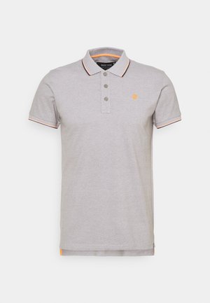 Polo gris à manches courtes, patte de boutonnage à cinq boutons, avec un liseré orange contrastant sur le col et les bords des manches. Présente un petit logo.