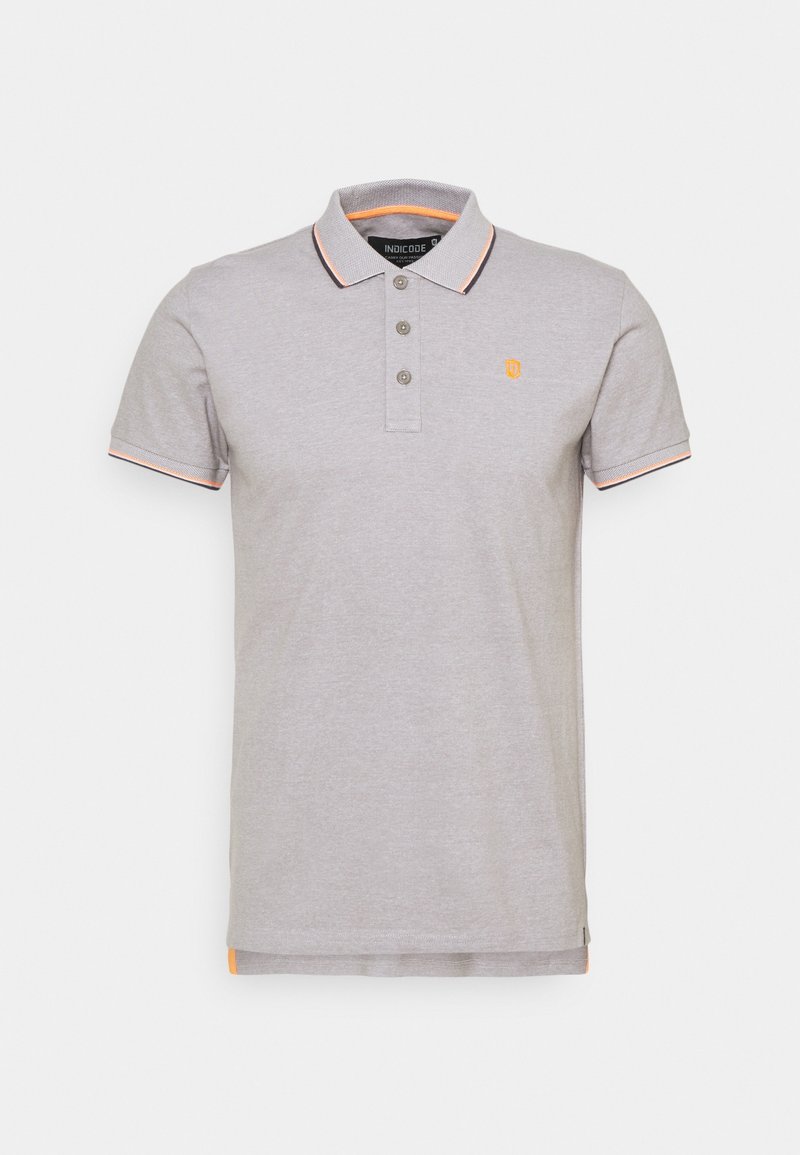 Polo gris à manches courtes, patte de boutonnage à cinq boutons, avec un liseré orange contrastant sur le col et les bords des manches. Présente un petit logo.