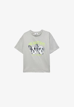 Grå bomulds t-shirt med afslappet pasform, korte ærmer og et grafisk print af to hunde med teksten "DEN BEDSTE PLADS BFF ER FOR EVIGT."