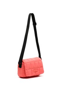Korálová prošívaná crossbody taška s klopou, obdélníkového tvaru, a nastavitelného širokého černého popruhu.