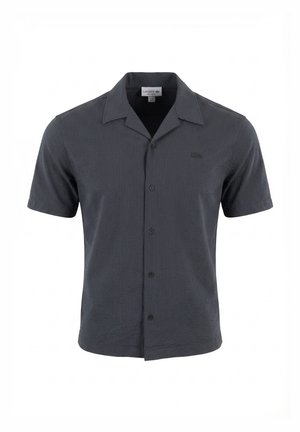 Chemise pour homme gris foncé à manches courtes avec boutons, rayures verticales subtiles et col à pointes, avec un petit logo brodé sur la poitrine.