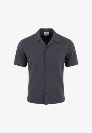 Dunkelgraues Herren-Kurzarmhemd mit dezenten vertikalen Streifen und weiter Kragen, mit kleinem gesticktem Logo auf der Brust.