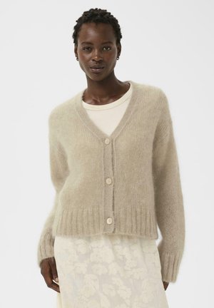 Beiger Cardigan aus weichem, strukturiertem Strickstoff mit V-Ausschnitt, langen Ärmeln und vier cremefarbenen Knöpfen an der Vorderseite.