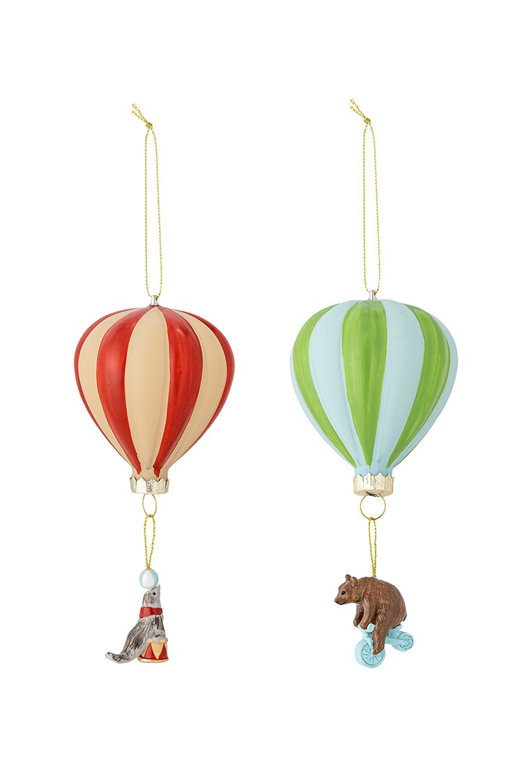 Deux ballons à air chaud décoratifs : à gauche en rouge et beige avec un animal gris suspendu ; à droite en vert et bleu avec un ours brun sur un scooter.