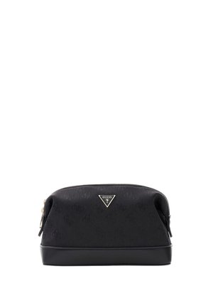 Schwarze Guess Kosmetiktasche mit dezentem Logomuster, dreieckigem Metall-Guess-Logo vorne, Reißverschluss und glattem Bodenpaneel.