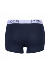 Boxer blu navy realizzati in tessuto morbido. Presentano una fascia elastica bianca con il logo "JOOP!" stampato. Taglio classico con cuciture posteriori curve.