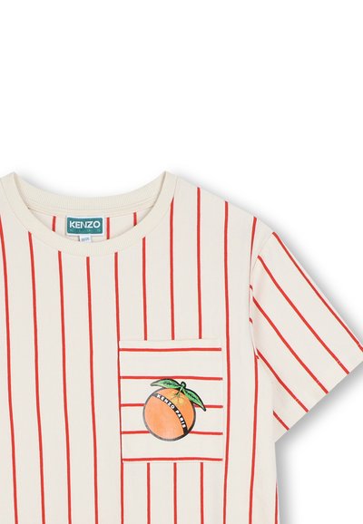 T-shirt à manches courtes rayé en crème avec des lignes verticales rouges. Il dispose d'une poche poitrine avec un graphisme coloré orange et un label de marque.
