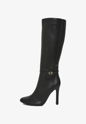 Knöchelhoher schwarzer Lederstiefel mit spitzer Zehe, Stilettoabsatz und einer goldenen Schnalle am Knöchel. Glatte Textur und elegantes Design.