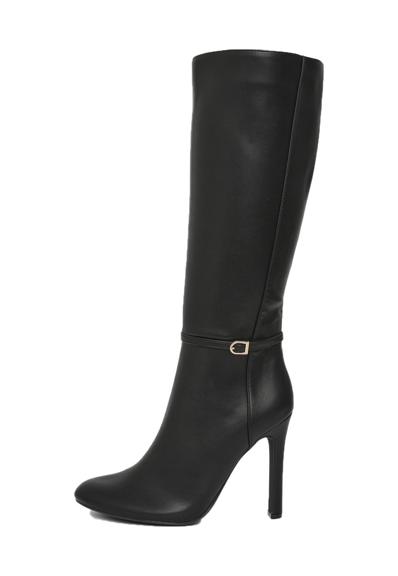 Stivale in pelle nera alto fino al ginocchio con punta affusolata, tacco a stiletto e una fibbia dorata alla caviglia. Texture liscia e design snello.