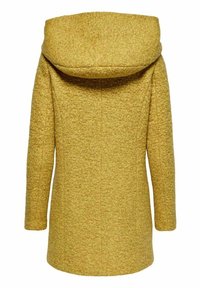 Gelber Mantel mit Struktur, hoher, abgerundeter Kapuze und langen Ärmeln. Verfügt über einen geraden Schnitt und Nähte, die den Rücken entlang verlaufen. Weiches Material.