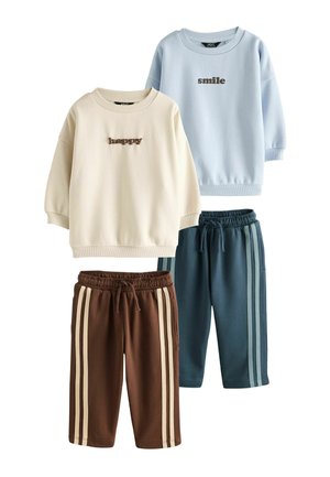 To børnesweatshirts, en cremefarvet med "happy" og en lyseblå med "smile", kombineret med brune og blå stribede bukser med snøre.