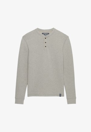 Langärmliges Henley-Shirt aus hellgrauer Baumwolle mit rundem Ausschnitt, drei braunen Knöpfen und einem kleinen Logoakzent am Saum.