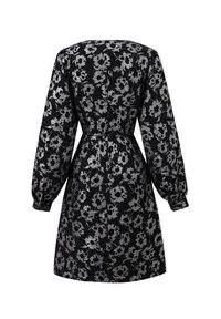 Zwarte bloemenjurk met zilveren details, met een aangesloten taille, lange pofmouwen en een knielange rok. Gestructureerde stof met een patroon.