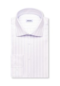 Chemise blanche à manches longues avec de fines rayures verticales, col pointu, fermeture boutonnée à l'avant et poignets boutonnés, pliée soigneusement sur fond blanc.
