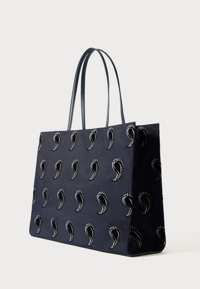 Μπλε τσάντα ώμου με διπλές λαβές, διακοσμημένη με ομοιόμορφα κατανεμημένα μαύρα και λευκά μοτίβα paisley σε όλες τις ορατές πλευρές.
