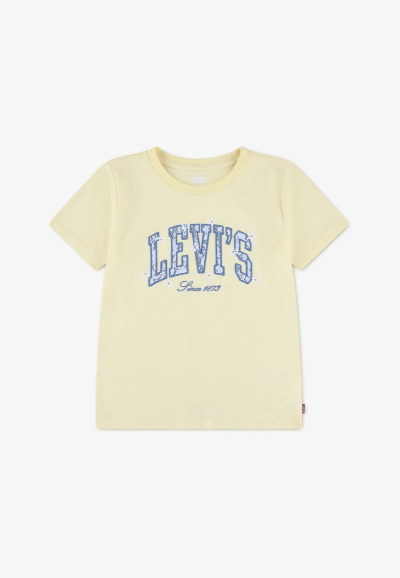 Lichtgele T-shirt met korte mouwen, blauwe tekst "LEVI'S Since 1873" en kleine witte bloemaccenten aan de voorkant.