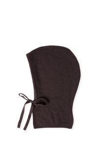 Balaclava in morbido marrone, lavorato a maglia, con una texture liscia e un dettaglio a nastro legato sul lato, progettato per coprire testa e collo.