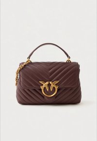 Tumši brūna šūta ādas soma ar augšējo rokturi, zelta ķēdes siksniņu un zelta aizdari ar diviem katram pretī vērstiem putniem.