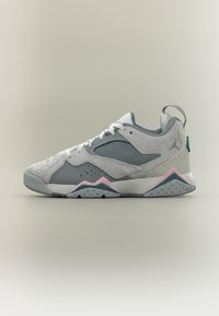 Unselected, wolf grey/iced jade/cool grey/neutral grey/iced carmine/psychic blue