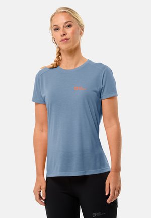 Helles blaues T-Shirt mit kurzen Ärmeln und Rundhalsausschnitt; verfügt über ein kleines oranges Logo auf der Brust; glattes, leichtes Material.