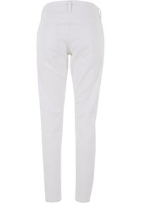 Biele džíny z denimu s úzkym strihom, detailným šitím a dvoma zadnými vreckami. Spodný okraj je rovný a má hladký povrch.