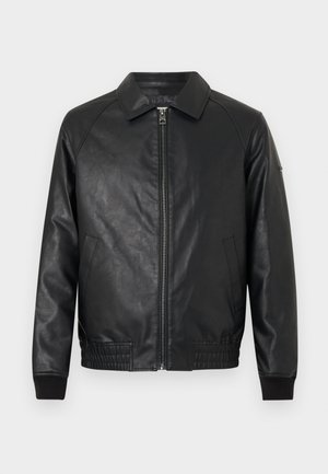 Juodas odinis bomberis su apykakle, priekyje užtrauktuku ir raukšlėtomis rankovėmis. Savybė - šoninės kišenės ir lygus, tekstūruotas paviršius.