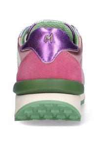 Wielokolorowe sneakersy z różowej zamszowej skóry, fioletowymi metalicznymi akcentami i zieloną gumową podeszwą. Teksturowany, amortyzowany kołnierz z logo.