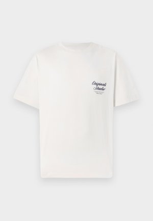 Hvid bomulds t-shirt med korte ærmer, med et lille mørkeblåt trykt logo på venstre brystområde. Klassisk rund hals-design.