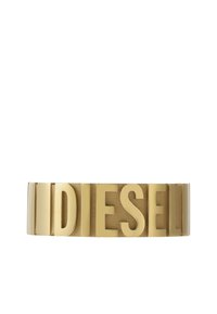 Bague en métal doré avec des lettres en relief épelant "DIESEL". Texture lisse avec un design de bande plate et une finition polie.