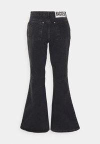 Jeans negros acampanados con cintura alta, con detalles de costura y dos bolsillos traseros. Logo de "RAGGED" en la cinturilla en blanco.