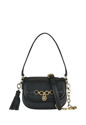 Borsa a mano in pelle nera con dettagli in catena e fibbia dorati, manico superiore, tracolla removibile e decorazione con nappina sul lato.