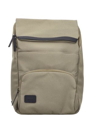 Sac à dos en tissu beige avec poche frontale zippée, rabat supérieur avec bandeau noir et tirettes de fermeture éclair noires.