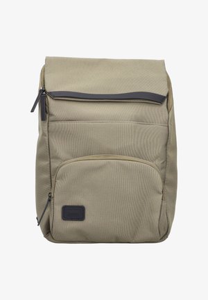 Sac à dos en tissu beige avec poche frontale zippée, rabat supérieur avec bandeau noir et tirettes de fermeture éclair noires.