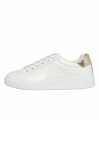 Baskets en cuir blanc avec une surface lisse, bout arrondi, six œillets pour les lacets et un accent doré texturé au niveau du talon. Semelle en caoutchouc plate.