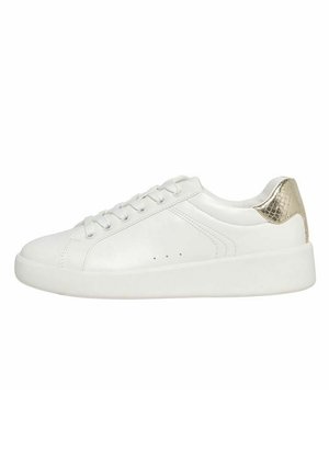 Sneaker bianco in pelle con superficie liscia, punta tonda, sei asole per i lacci e un accento dorato testurizzato sul tallone. Suola piatta in gomma.