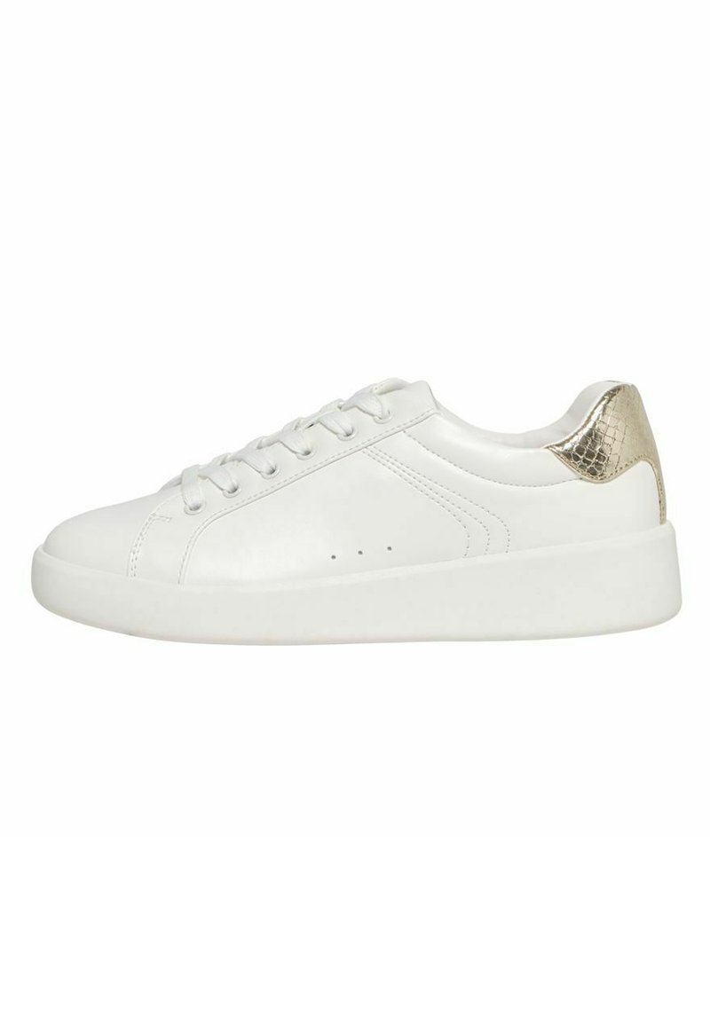 Baskets en cuir blanc avec une surface lisse, bout arrondi, six œillets pour les lacets et un accent doré texturé au niveau du talon. Semelle en caoutchouc plate.