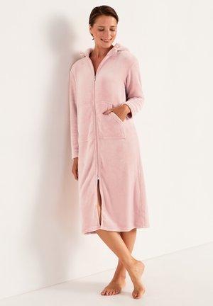Rosa zip-up morgonrock gjord av mjuk, plyschiga tyger med huva, långa ärmar och två framfickor. Har en framspalt för ökad rörlighet.