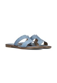 Denim schuifsandalen met een platte zool, voorzien van twee gekruiste banden en metalen studaccenten. Kleur: lichtblauw.