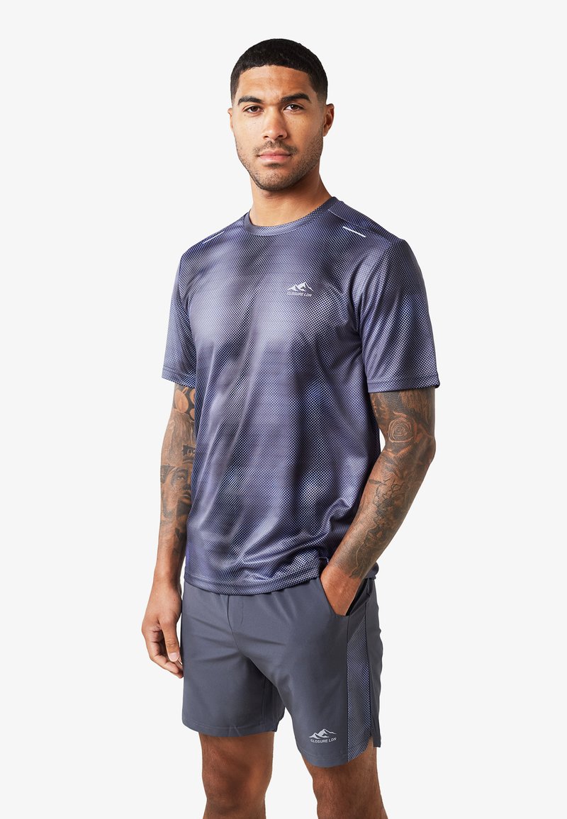 Maglietta da uomo a maniche corte in blu navy sfumato, realizzata in tessuto traspirante e testurizzato con un sottile motivo grafico. Logo sul petto.