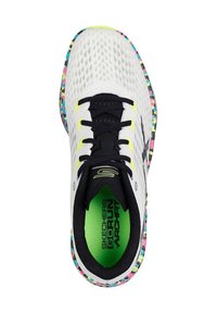 Botte de sport blanche avec des lacets noirs et une bordure colorée mouchetée, montrant une semelle intérieure verte étiquetée "Skechers GOrun Arch Fit."