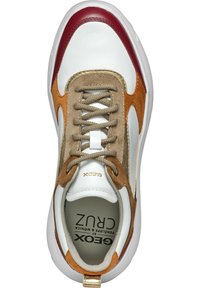 Zapatilla con parte superior de cuero blanca, acentos rojos, paneles de ante beige, detalles dorados y cordones texturizados. Punta redondeada, interior acolchado.