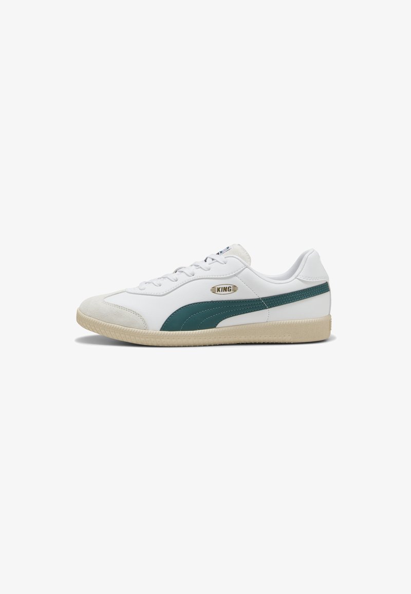 Baskets en cuir blanc avec une bande incurvée verte, un embout texturé et une semelle en caoutchouc beige. Logo doré "KING" sur le côté. Design classique.