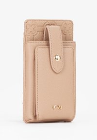 Pochette per telefono in pelle beige con motivo testurizzato, hardware dorato, chiusura a scatto e logo impresso. Forma rettangolare compatta, design robusto.