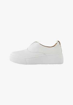 Białe wsuwane sneakersy z grubą podeszwą na platformie i zaokrąglonym noskiem, zaprojektowane do noszenia na co dzień.