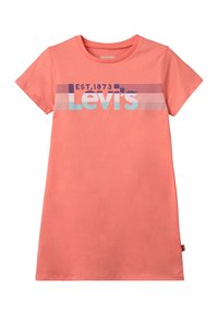 Koraloowy t-shirt w stylu sukienki z krótkim rękawem, wykonany z bawełny. Ozdobiony niebieskimi i fioletowymi paskami oraz napisem „Levi's” i „EST. 1973”.