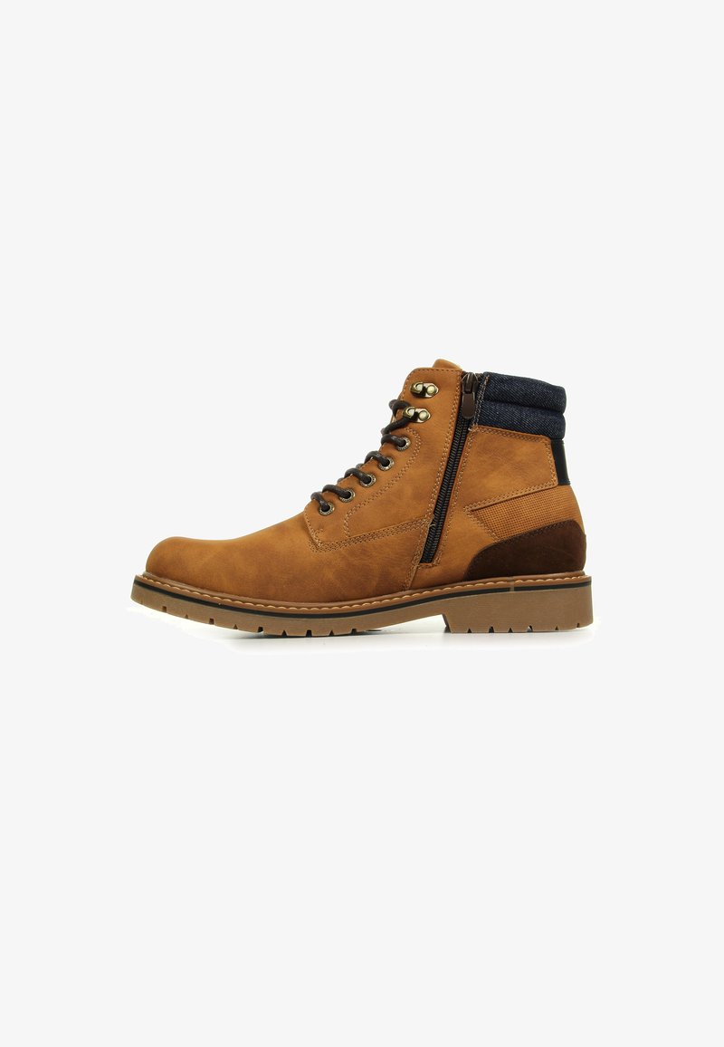 Botte cheville en cuir tan avec un bout rond, accents en denim noir et fermeture éclair latérale. Semelle en caoutchouc marron avec un motif de semelle texturé pour une meilleure adhérence.