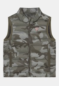 Gilet imbottito verde mimetico con alto colletto, chiusura con zip sul davanti e due tasche laterali. Presenta un piccolo logo del marchio sul petto.