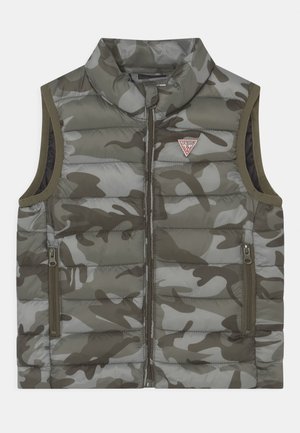 Gilet imbottito verde mimetico con alto colletto, chiusura con zip sul davanti e due tasche laterali. Presenta un piccolo logo del marchio sul petto.