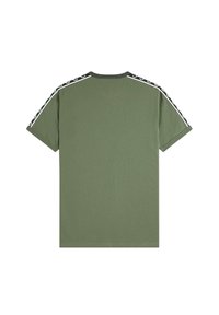 T-shirt vert olive à manches courtes avec une bande de marque noire et blanche le long des épaules et des manches, vu de dos.