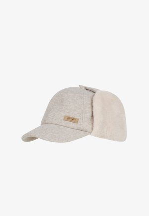 Grijze vilten pet met een gebogen rand, zachte crèmekleurige nepbont oorflappen en een bruine leren logo patch aan de zijkant. Stijlvol en functioneel ontwerp.